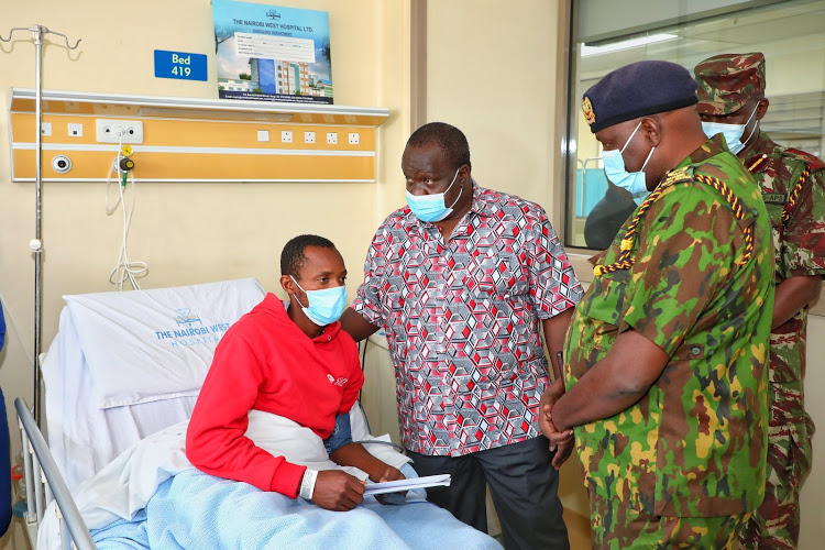 Konstebo Norman Kiunga akiwa hospitalini na Waziri wa Mambo ya Ndani Fred Matiang'i na Inspekta mkuu wa polisi Hilary Mutyambai jijini Nairobi mnamo Juni 4 baada ya kuhamishwa kutoka Lamu. Picha: WIZARA YA NDANI