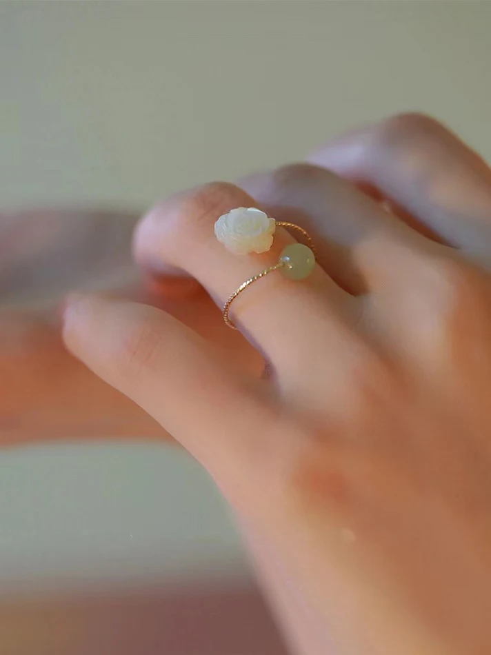 Bague pour femme avec rose blanche au doigt, un bijou design et féminin, idéal pour rehausser votre style et attirer tous les regards.