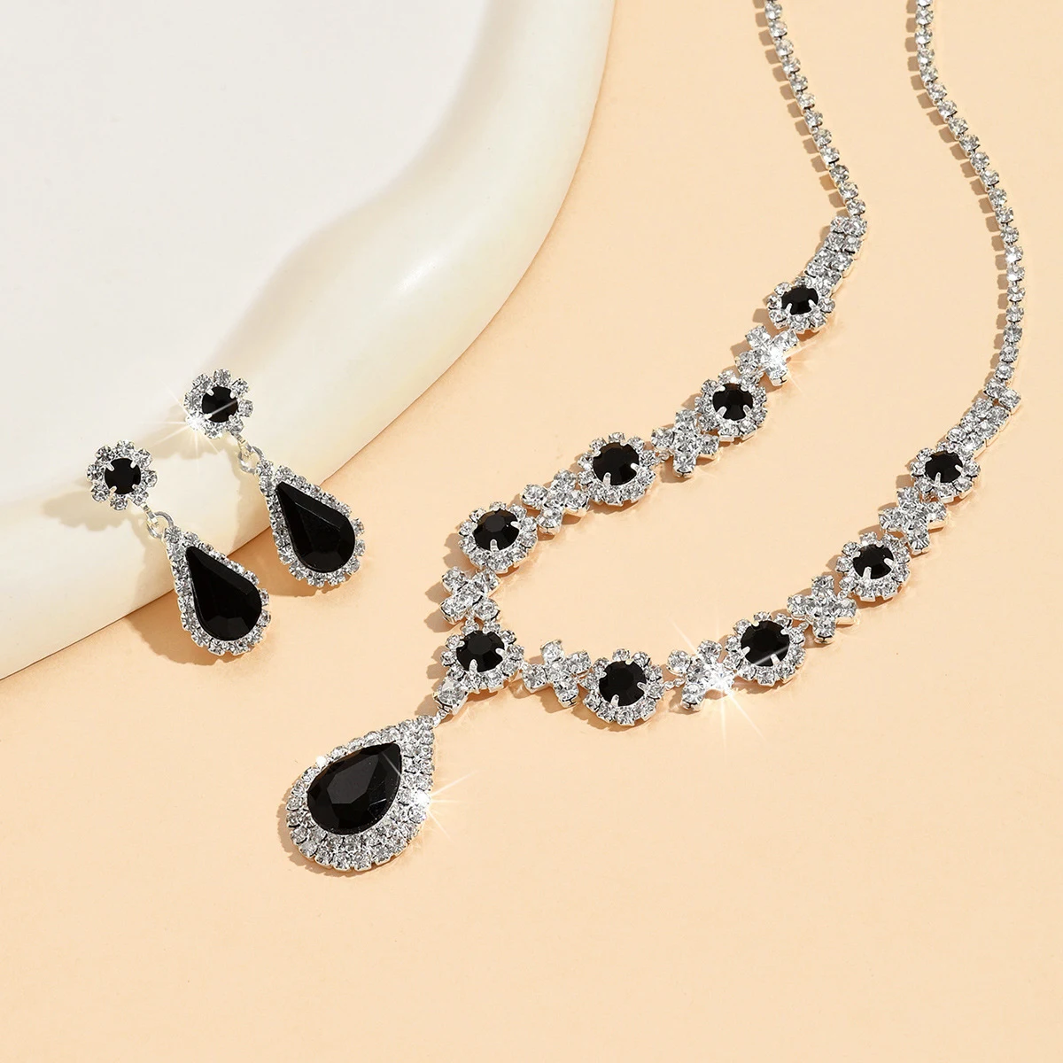 Title 17, Elegante Conjunto de Collar y Pendientes con Di...