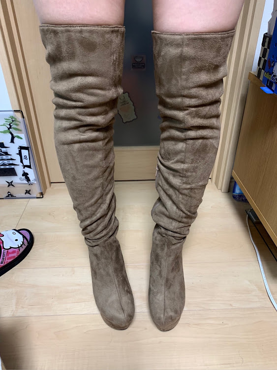 カローラルミオンのウチにもサンタさん🎅来たぁ〜・ニーハイブーツ👢・めっちゃ欲しかった🤗🤗🤗😍・旦那ちゃん、どうもありがとう😊😊😊に関するカスタム事例の投稿画像4枚目