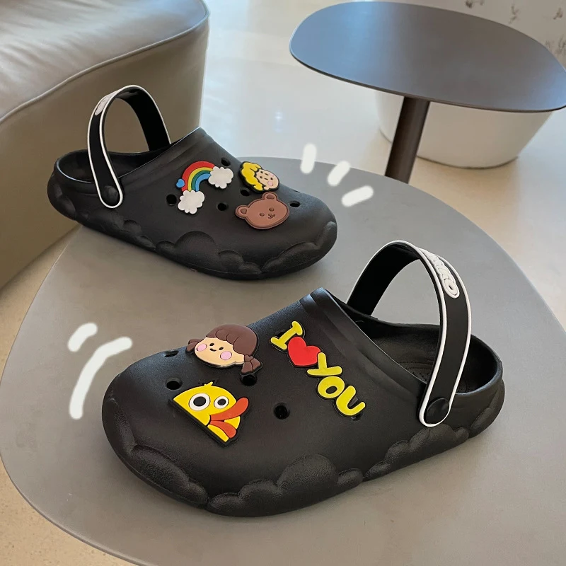 Trendy strand sandalen met zachte dikke zool. Comfortabel en modieus schoeisel voor de zomer en het strand.