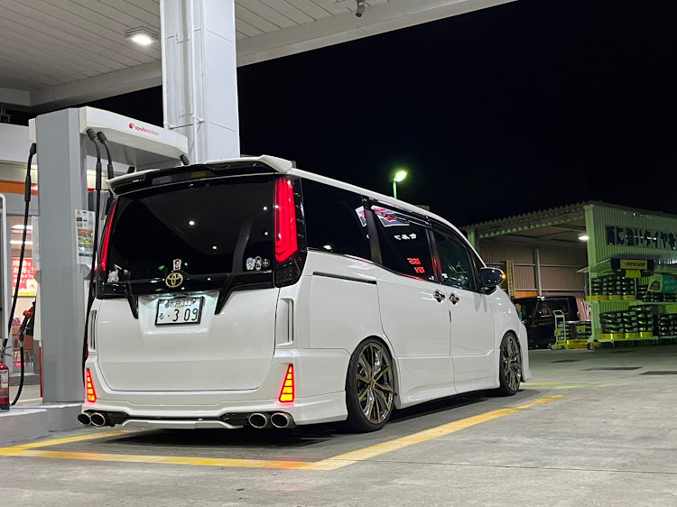 ヴォクシーの12月もよろしくお願いします・男は黙って尻・車高調整・ドライブに関するカスタム事例の投稿画像2枚目