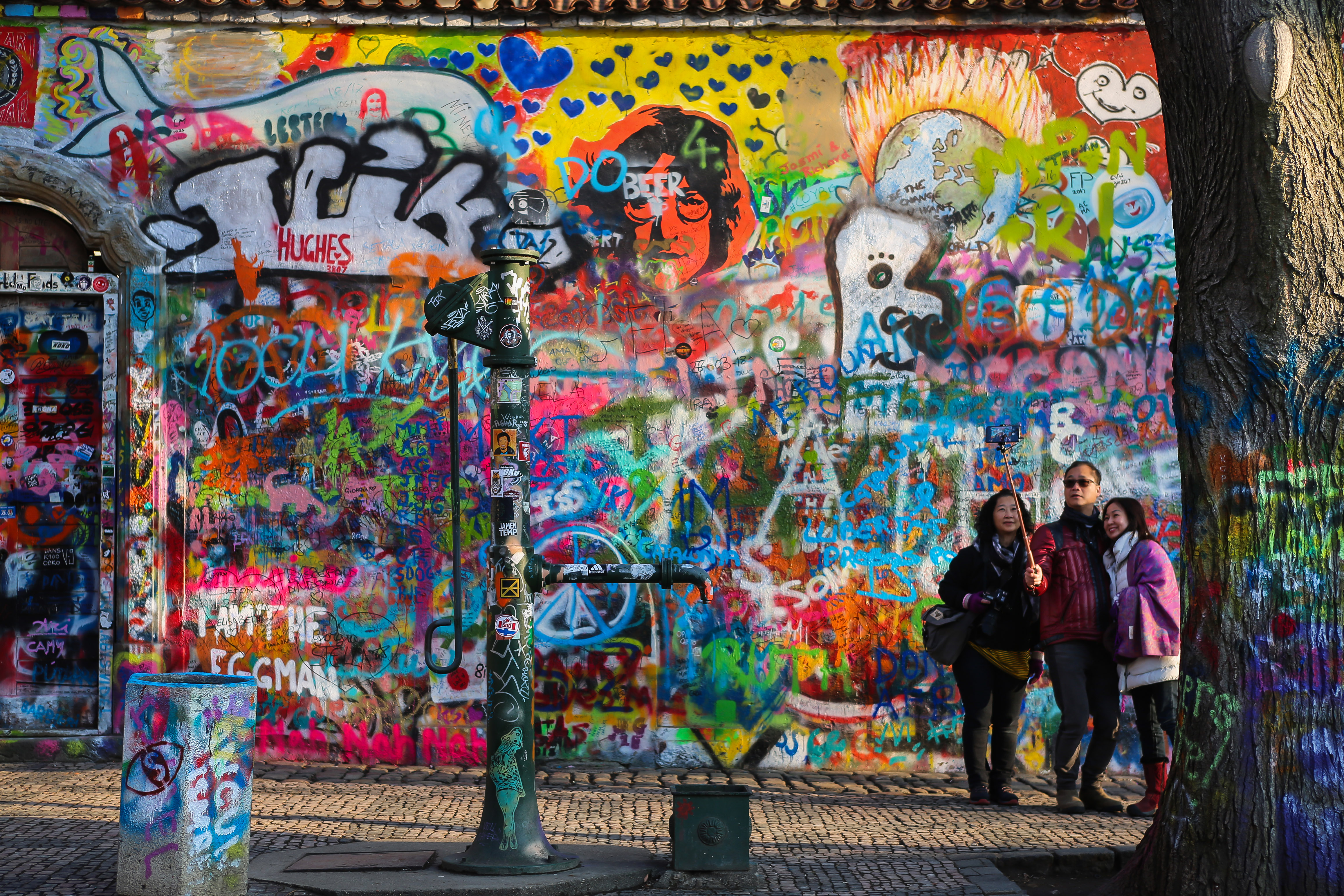 Turisti e murales a Praga di Albifog