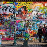 Turisti e murales a Praga di 