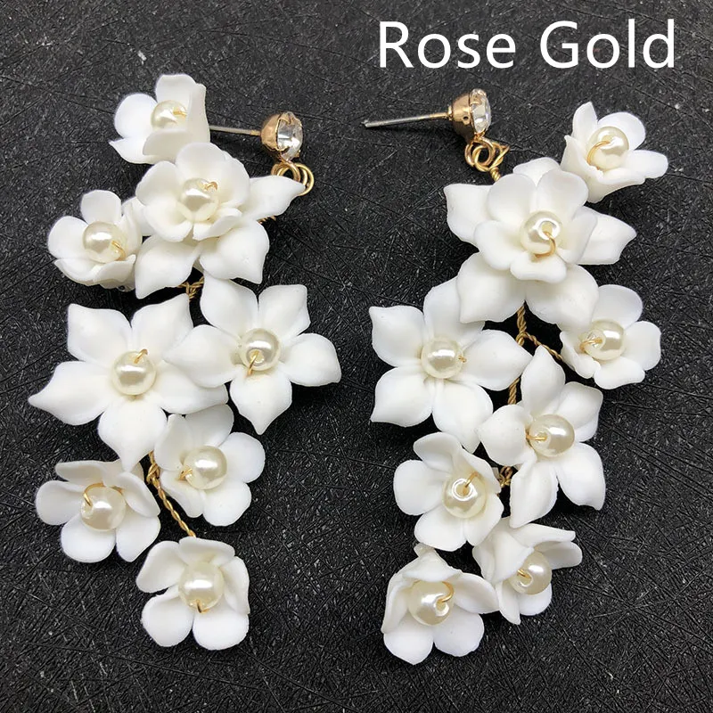 Brincos de clip feminino flor de cerâmica, acessório elegante e charmoso que adiciona um toque floral e sofisticado ao seu visual.