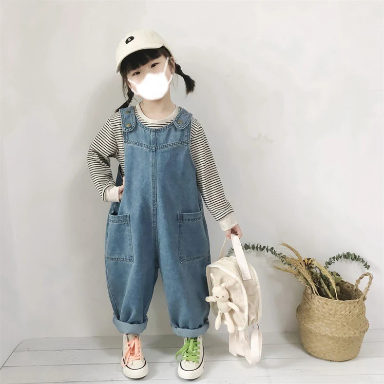 Pantalon à bretelles en jean pour enfants Printemps et Automne Nouveau Garçons et Filles Combinaison ample tendance, pour un look stylé et confortable.