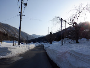 振り返ると奥に下山途中の鉄塔