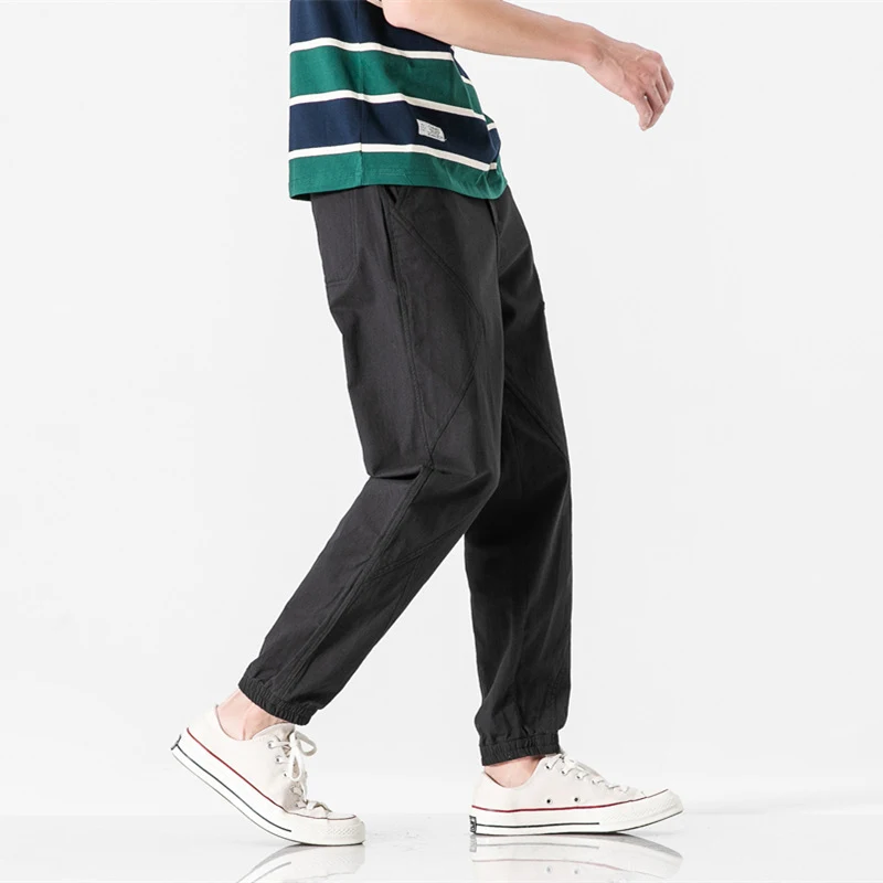 Herren Slim Fit Freizeithose mit offenem Schnitt, einfachem Design und Bund. Bequeme Passform für Alltag und stilvolles Auftreten.