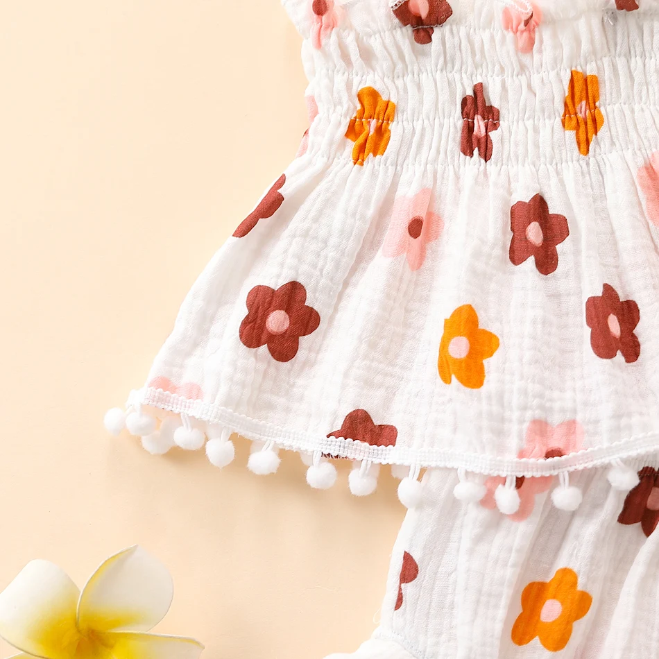 Conjunto duas peças para bebê menina, com flores, shorts saia de renda e top ciganinha, look fofo e fresco para o verão.