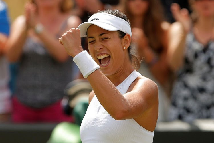 Sterke Garbine Muguruza houdt Simona Halep uit de finale na een felbevochten wedstrijd