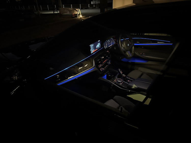 5シリーズ セダンの5シリーズ セダン・BMW・セレナ・日産・夜に関するカスタム事例の投稿画像1枚目