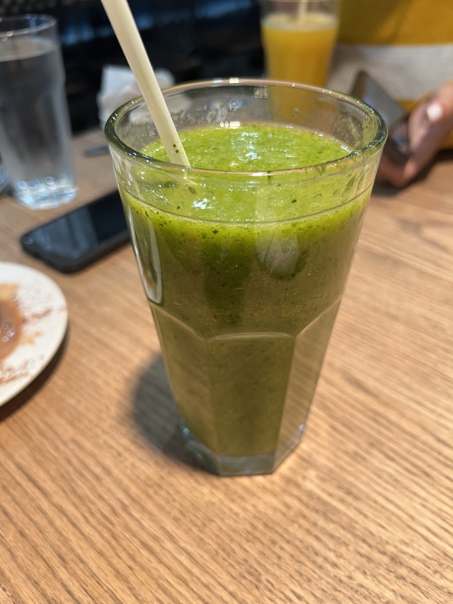 Green light smoothie- spinach, apple juice, mango, apple, mint