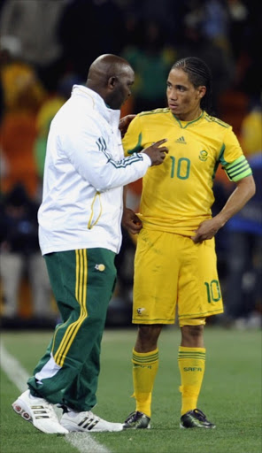 Pitso Mosimane speaks Steven Pienaar during the International Friendly match between South Africa and Ghana at Soccer City Stadium on August 11, 2010 in Johannesburg, South Africa Photo by Lefty Shivambu / Gallo Images