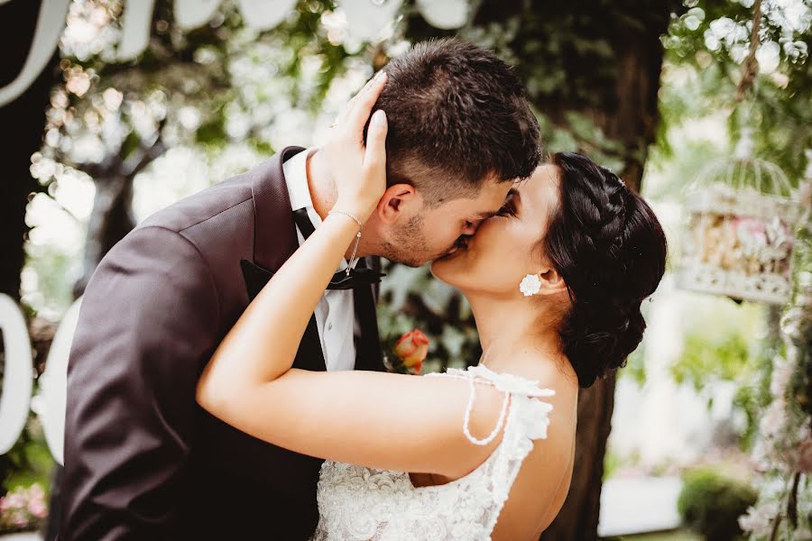 Wedding photographer Cezar Zanfirescu (cezarzanf). Photo of 5 February 2019