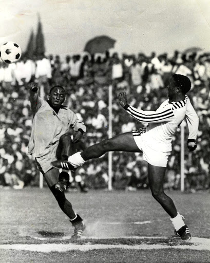 Vusi 'Computer' Lamola, left, of Chiefs in a battle with Jomo Sono in a match against arch-rivals Orlando Pirates in 1979.