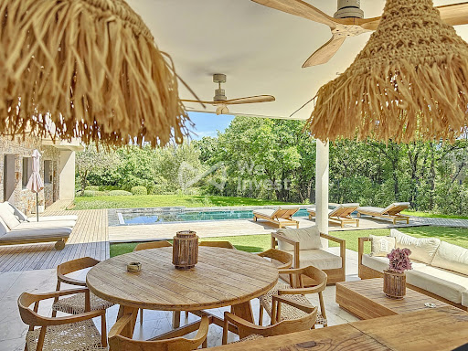 Villa with pool and garden 3
