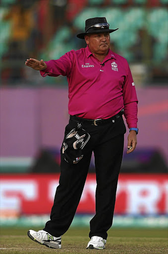 Despite questionable claims for a catch, umpire Marais Erasmus gave Rassie van der Dussen his marching orders at the Wanderers on Tuesday.