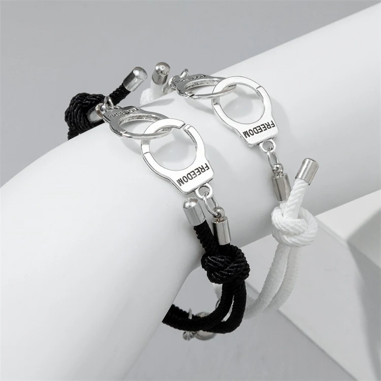 Zwart-witte armband in eenvoudige handboeivorm voor dames en heren. Een stijlvolle en veelzijdige mode-accessoire.