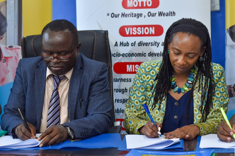 Bungoma Education and Vocational Training executive David Wanyonyi and EIDU Head of Government Relations Salome Mwaura sign a contract to begin the implementation of EIDU’s digital learning on January 29, 2024.