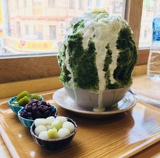 大碗，點了秘境組合，有冰有蛋糕有咖啡，兩個一起吃剛剛好，而且點組合還可以享有坐海景榻榻米VIP區(也是要看有沒有滿)，當時滿了只能坐外頭座位，不過後來有客人走，服務人員立馬來問我們帶我們進去，很有Fu