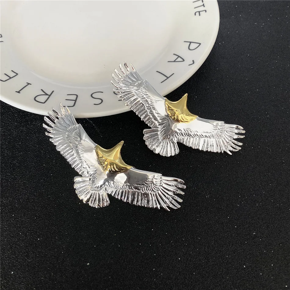Pendentif Aigle Plaqué Or, un bijou tendance et polyvalent qui s'accorde avec toutes vos tenues, rehaussant votre style avec élégance.