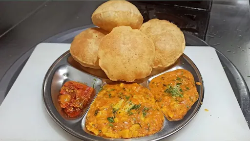 Aloo Paneer With 4 Poori