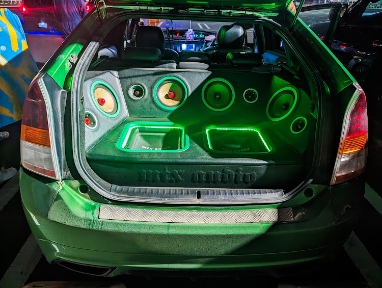 ハイラックスのミーティング・ナイトミーティング・ピックアップトラック・prerunner・USパーツに関するカスタム事例の投稿画像4枚目