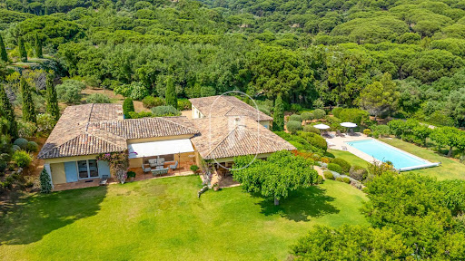 Propriété avec piscine 1