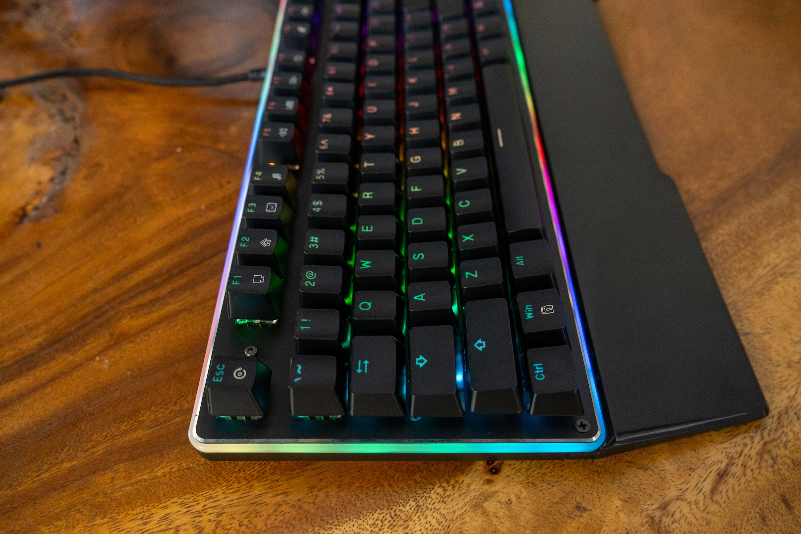 Đánh giá bàn phím chơi game giá rẻ E-DRA EK308 Plus RGB Optical. 