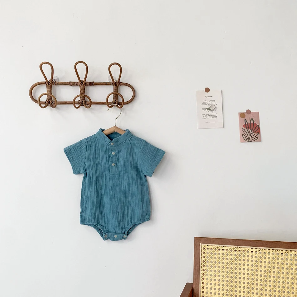Effen gekleurde dubbele gaas babybody, zacht en ademend, ideaal voor pasgeborenen. Comfortabel en perfect voor dagelijks gebruik.