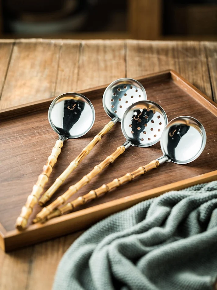 Cuillère et écumoire à soupe avec manche en bambou naturel pour la maison, écologique et pratique pour servir et filtrer les aliments.