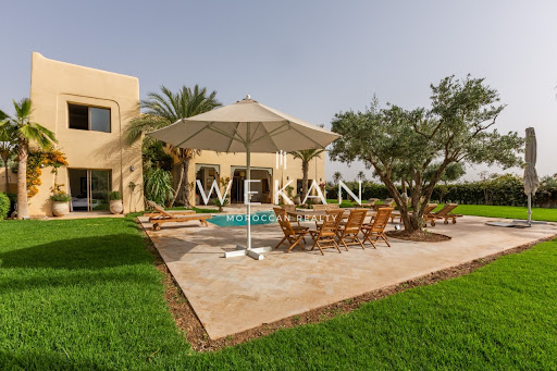 Villa with pool and garden 2