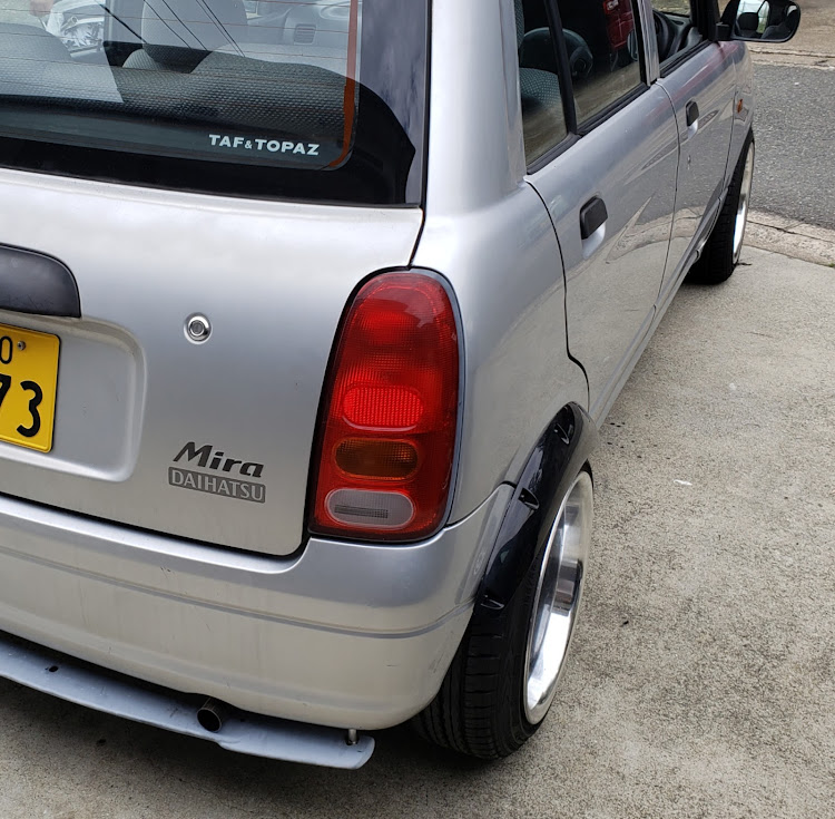 ミラのシャコタンにしたい・オーバーフェンダー・アクスルが欲しい・チョロQ感・エムズガレージに関するカスタム事例の投稿画像1枚目