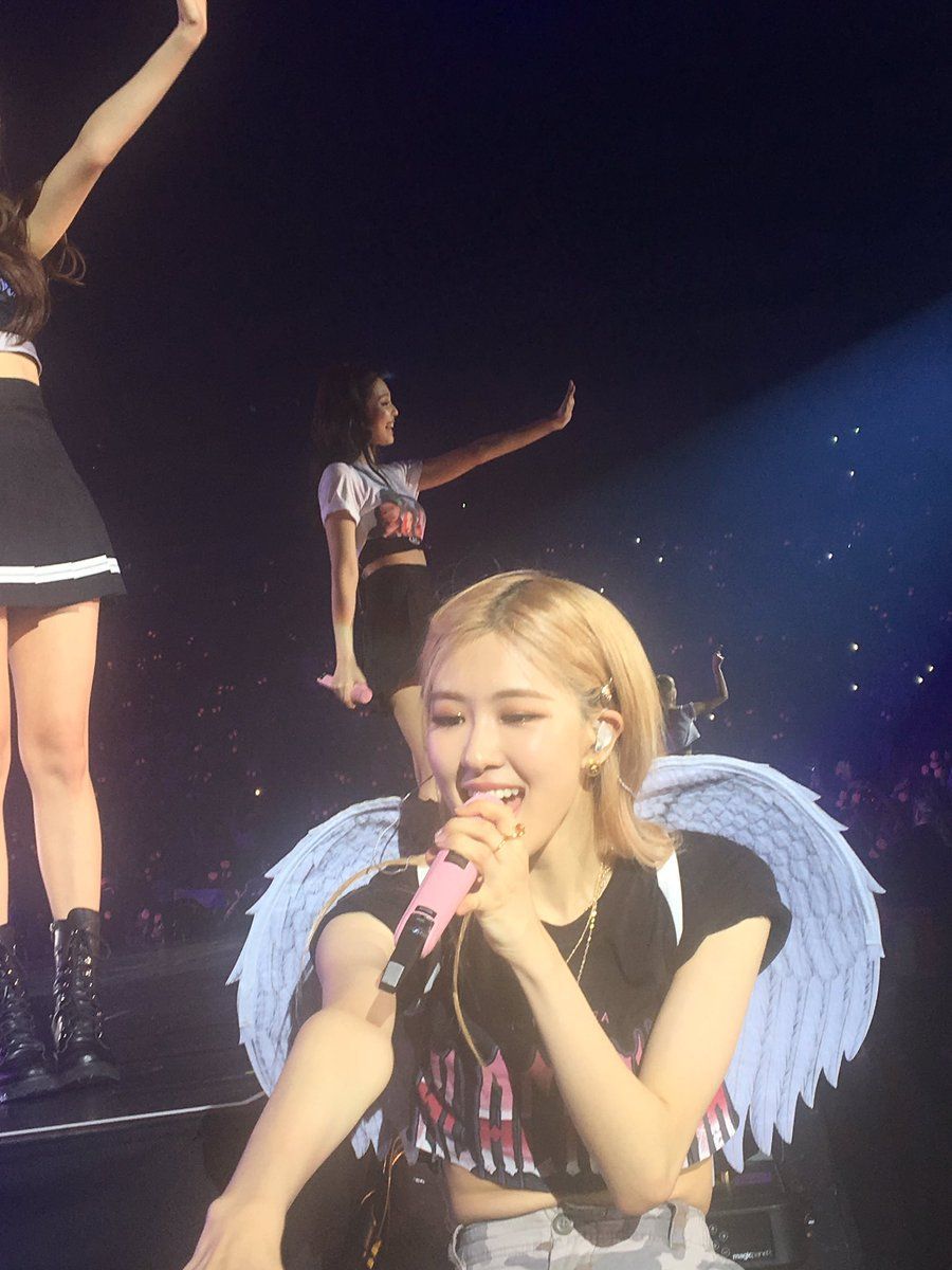 12 Up-close Photos Of BLACKPINK's Rosé Taken By Nearby Fans That Show ...