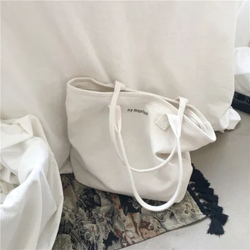 Sac bandoulière minimaliste en toile avec lettres, pratique et élégant pour un usage quotidien, idéal pour transporter vos essentiels avec confort.