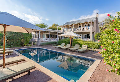 Maison avec piscine et jardin 8