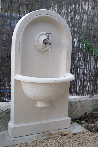 Fontaine en pierre de taille adossée avec recyclage de l'eau