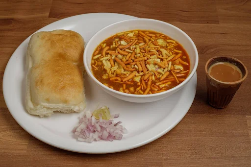 Usal Pav With Tea