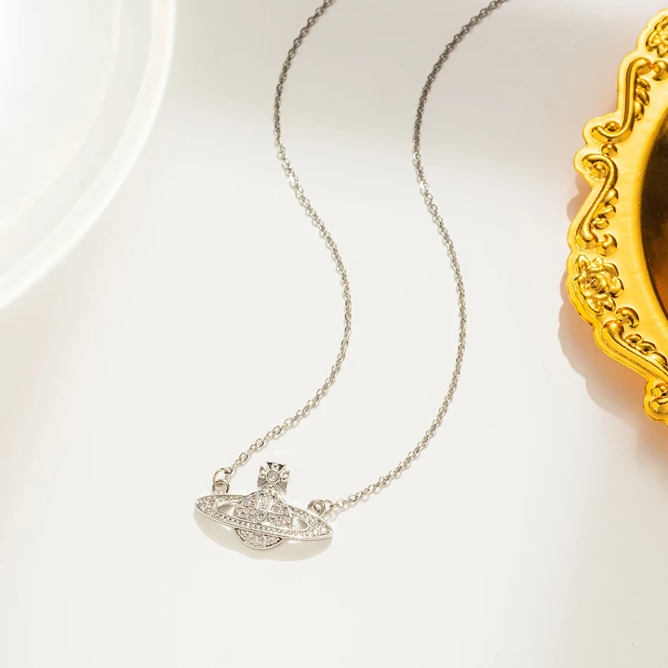 Collier de clavicule en acier titane et zircon pour femmes, design avancé et polyvalent, parfait pour toutes les tenues, un bijou élégant.