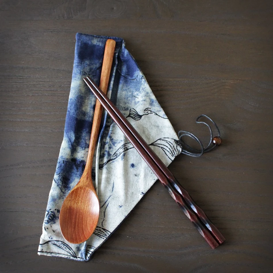 Ensemble de cuillère et baguettes en bois massif pour la maison. Ustensiles parfaits pour cuisiner et déguster, alliant esthétisme et résistance.