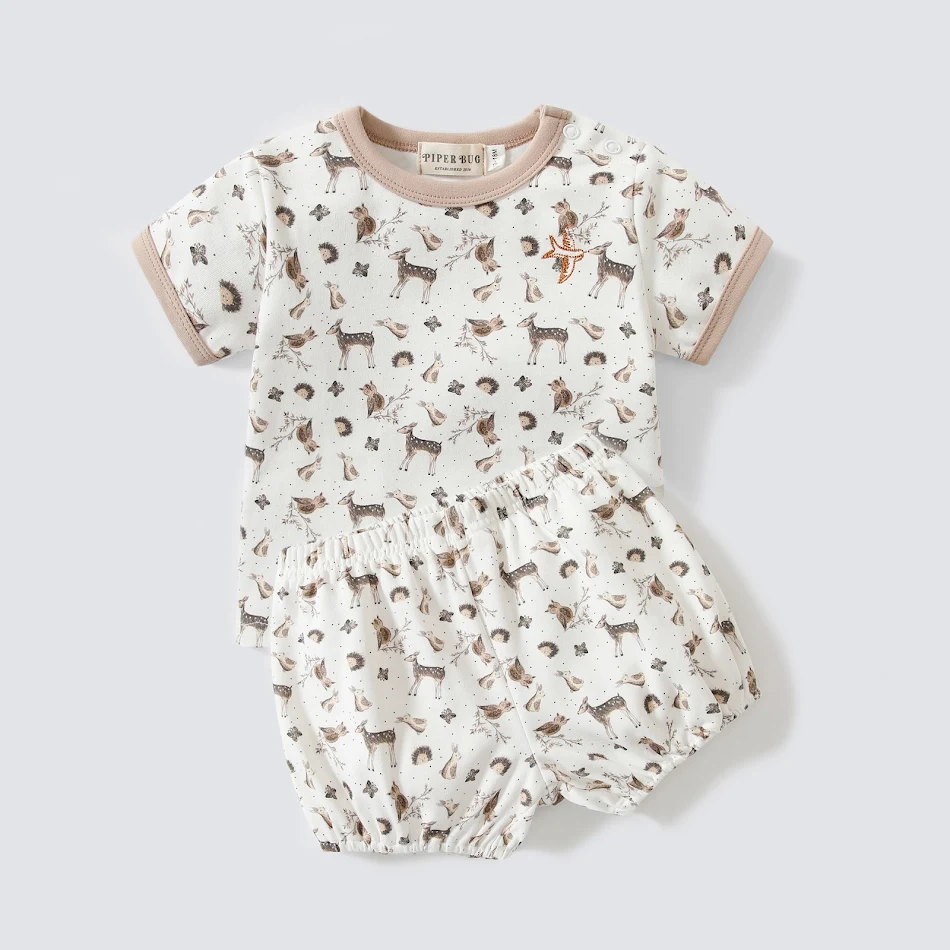 Kinder katoenen tweedelige set met korte mouwen en shorts. Comfortabele zomerkleding voor jongens en meisjes. Ideaal om in te spelen.