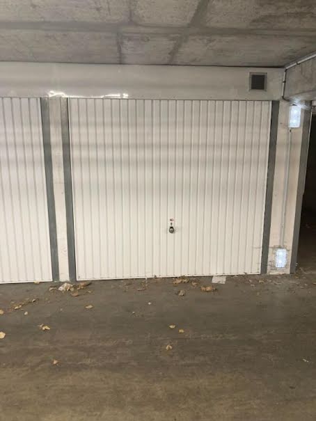 Location  parking   à La Madeleine (59110), 85 €