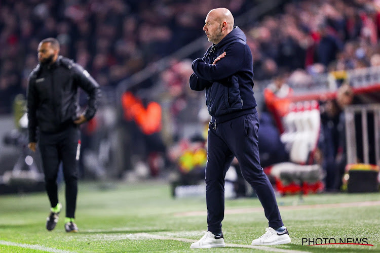 RSC Anderlecht knap tweede en opnieuw niet verloren, maar Riemer krijgt de wind van voren van supporters: "Ook geldig op bussen van MIVB?" en "Klaar mee"