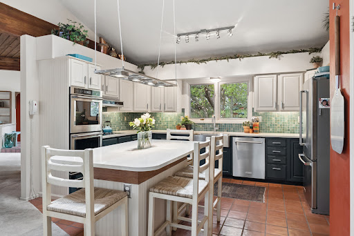 Modern kitchen with island and built-in appliances - Luxury property for sale in Colorado Springs, 3 bedrooms