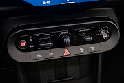 Access to the parking brake, gear selector, start/stop key, experience mode toggle and volume control is provided via the toggle bar.