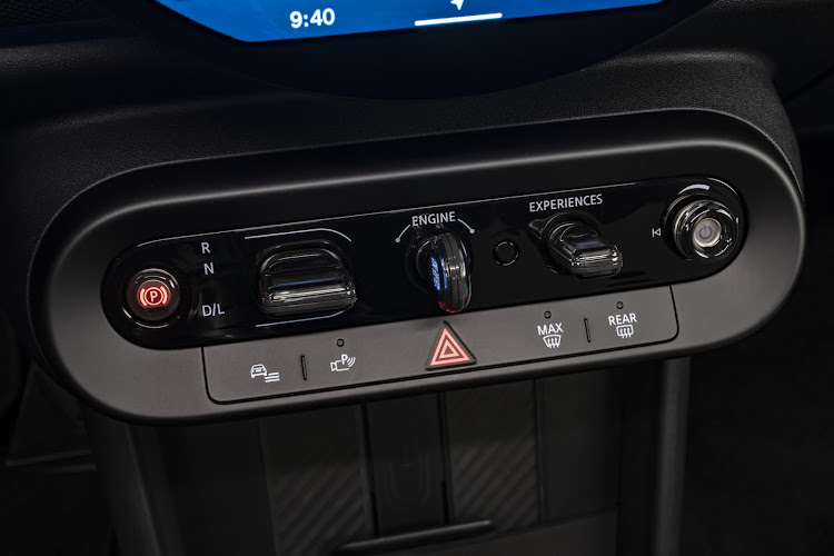 Access to the parking brake, gear selector, start/stop key, experience mode toggle and volume control is provided via the toggle bar.