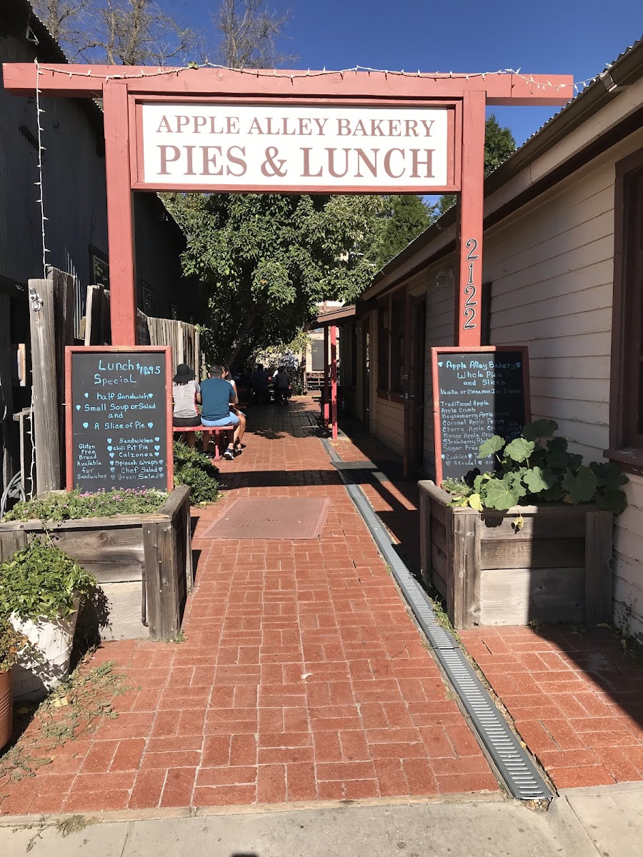 Great GF apple pie a’la’mode! They cook the GF stuff at the start of the day with a clean kitchen! They also have GF sandwiches!