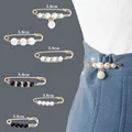 Spilla per regolare la vita dei pantaloni. Accessorio per modificare la circonferenza dei vestiti. Cambia la taglia dei tuoi capi.
