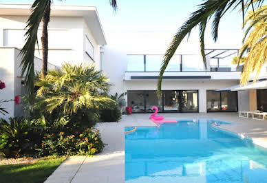 Villa avec piscine et terrasse 6