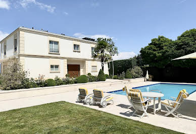 Maison avec piscine et jardin 17